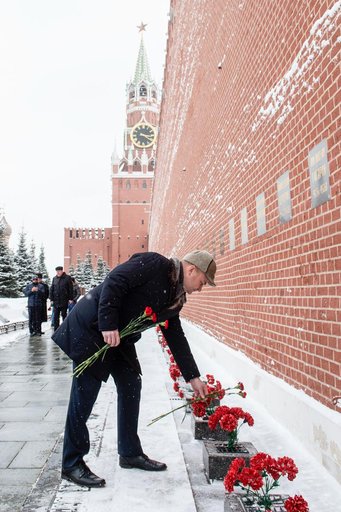 jsc2019e004434 - At the Kremlin Wall in Moscow, Expedition 59 crewmember Alexey Ovchinin of Roscosmos lays flowers where Russian space icons are interred in traditional ceremonies Feb. 21. Ovchinin and Nick Hague and Christina Koch of NASA will launch Mar