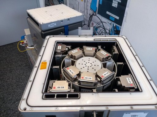 9 BioRock experinmental units in a KUBIK centrifuge