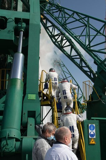 Expedition 63 Crew Waves Farewell