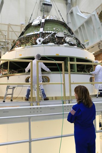 Astronaut Anna Fisher visits Operations and Checkout building