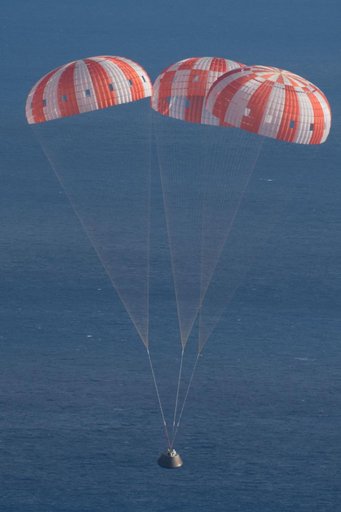Orion returns to Earth after a succesfull flight