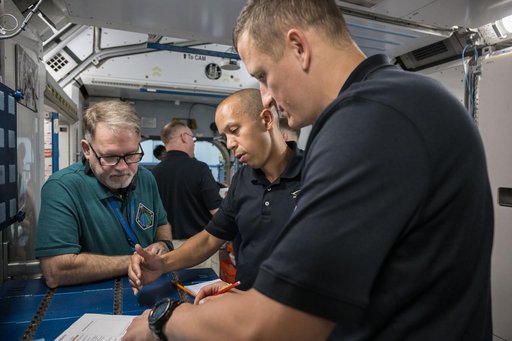 NASA astronaut Chris Williams and Roscosmos cosmonaut Sergey Kud-Sverchkov participate in a training session