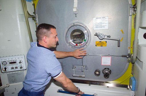 PLT Horbaugh at Crew Lock hatch in the Airlock Quest