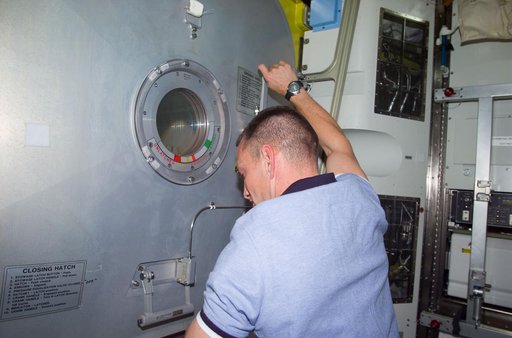 PLT Horbaugh at Crew Lock hatch in the Airlock Quest