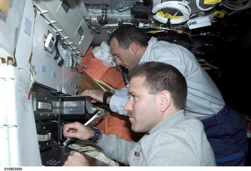 STS-109 MS Grunsfeld and Newman on middeck