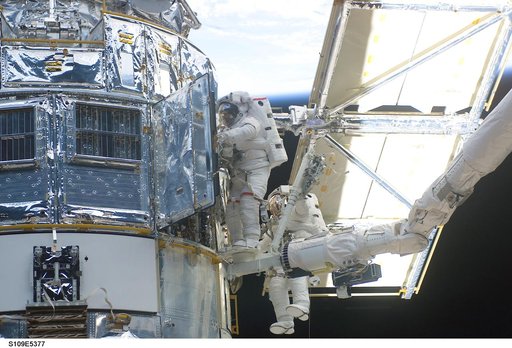 STS-109 MS Grunsfeld and Linnehan on third EVA