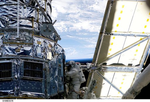 STS-109 MS Grnsfeld and Linnehan on third EVA