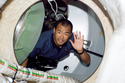 Noguchi in hatch to enter ISS