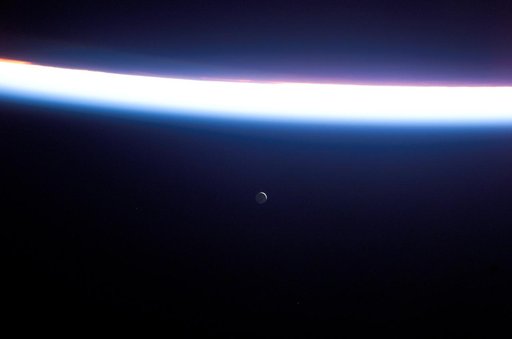 Airglow of Earth's atmosphere as seen by the STS-114 crew