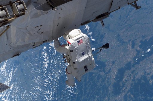 Tanner performs first EVA during STS 115 / Expedition 13 joint operations