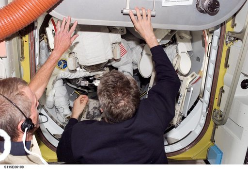Jett and Reiter close the hatch in the Air Lock during Expedition 13 / STS-115 Joint Operations