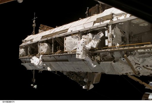 STS-115 MS Tanner and Stefanyshyn-Piper work on the S1 Truss during third EVA