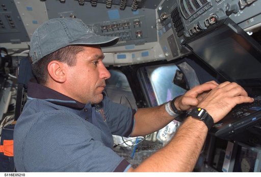 STS-116 Pilot Oefelin uses laptop computer in the FD on Space Shuttle Discovery