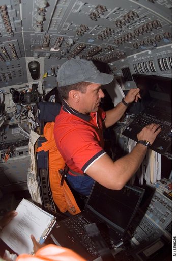 STS-116 Pilot Oefelein working on laptop computer in the aft FD on Space Shuttle Discovery