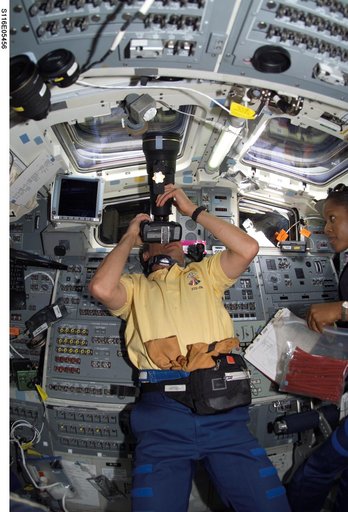 STS-116 Fuglesang uses Night Scope Assembly in the aft FD on Space Shuttle Discovery