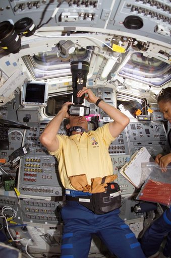 STS-116 Fuglesang uses Night Scope Assembly in the aft FD on Space Shuttle Discovery