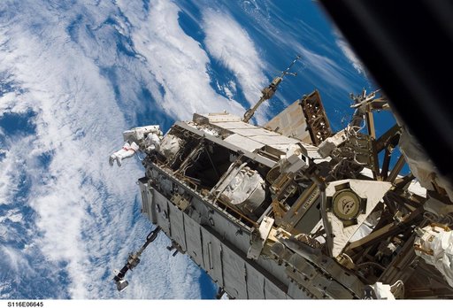 STS-116 MS on S1 Truss works near DDCU on Bay 15 during EVA 3