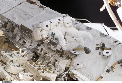 STS-116 MS Fuglesang works on the UMA on the STBD side of the S0 Truss during EVA 4