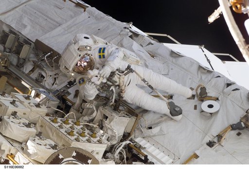 STS-116 MS Fuglesang uses digital camera on the STBD side of the S0 Truss during EVA 4