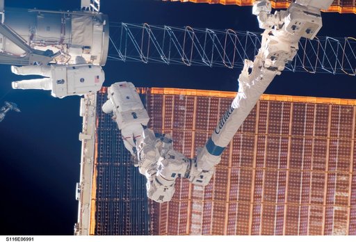 STS-116 MS Fuglesang and Curbeam during EVA-4