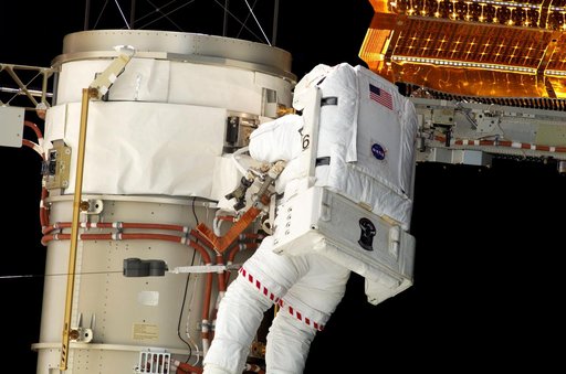 Swanson prepares to retract the P6 Truss STBD SAW during EVA 2