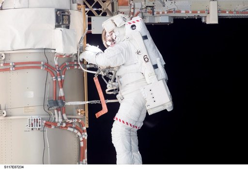 Swanson prepares to retract the P6 Truss STBD SAW during EVA 2