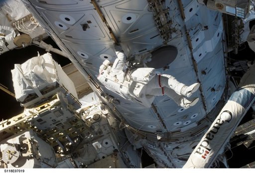 View of MS Mastracchio as he makes his way to the ESP2 during EVA 2