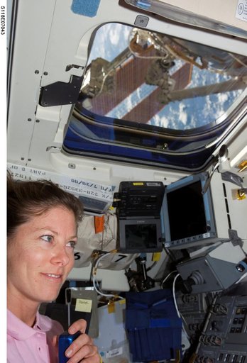 View of STS-118 MS Caldwell working on the FD