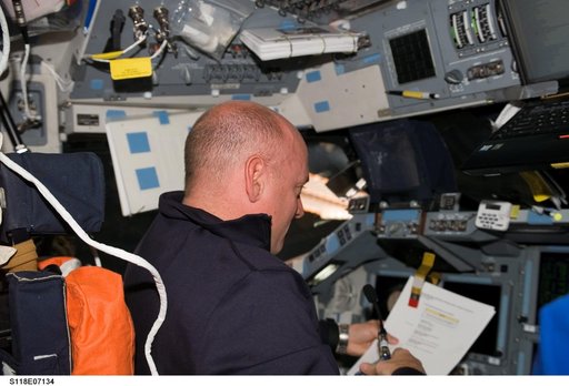View of Kelly working in the FD during STS-118/Expedition 15 Joint Operations