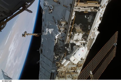 FE Anderson installing the BSP and XPDR during STS-118/Expedition 15 EVA 3