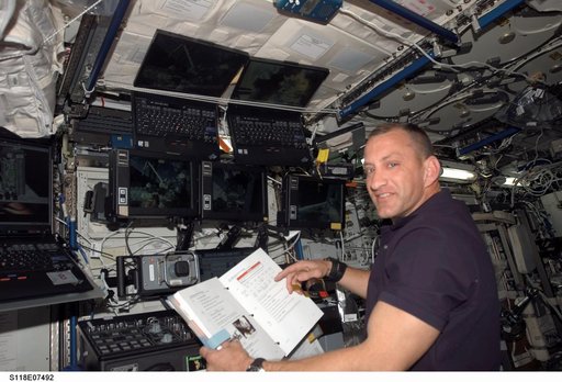 Hobaugh works the SSRMS in the US Lab during STS-118/Expedition 15 Joint Operations