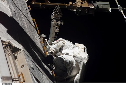 View of Williams working on the OBSS Boom Stand during STS-118 / Expedition 15 EVA