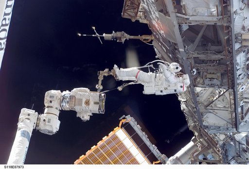 View of MS Mastracchio during a session of STS-118 / Expedition 15 EVA