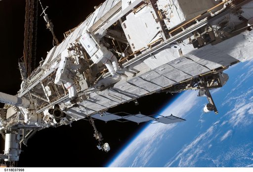 View of MS Mastracchio and FE Anderson during a session of STS-118 / Expedition 15 EVA