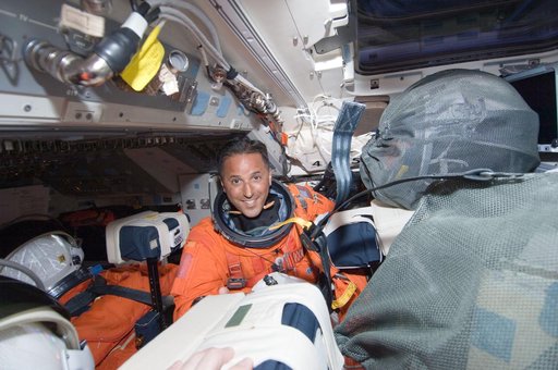 Acaba on Discovery AFT Flightdeck (FD)
