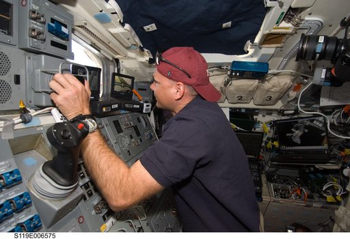 Antonelli uses remote manipulator system (RMS) at AFT Flight Deck (FD)