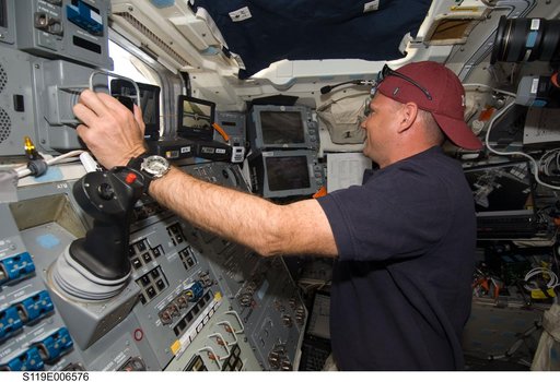 Antonelli uses remote manipulator system (RMS) at AFT Flight Deck (FD)