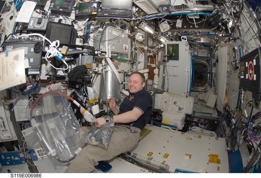 Fincke in US Laboratory Destiny for UPA-DA Dry Spin