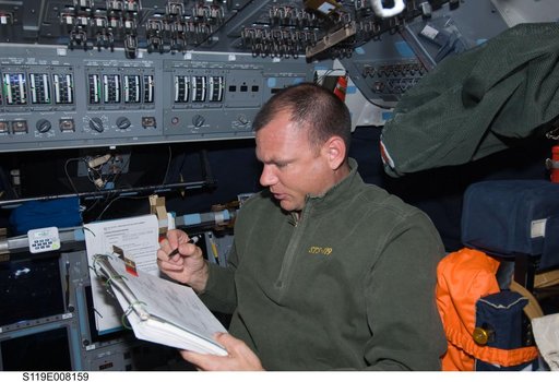 Antonelli reviews undocking procedures on Flight Deck