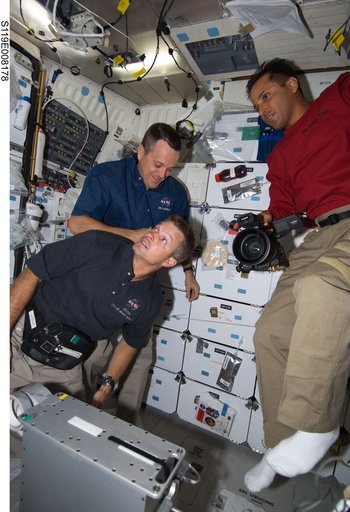 Arnold, Swanson, and Acaba on Middeck (MDDK)