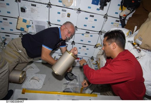 Phillips and Acaba work with LiOH cartridges on Middeck (MDDK)