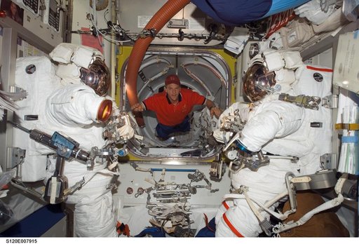 Parazynski in Quest airlock