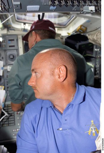 Kelley and Fossum on flight deck during RMS survey OPS on STS-121