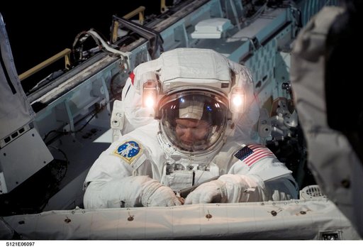 Sellers at the orbiter BKHD after completing the task for EVA1 on STS-121 / Expedition 13 joint operations