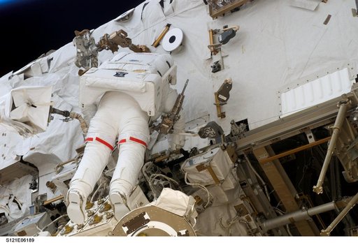 Sellers on the SO Truss during EVA2 for STS-121 / Expedition 13 joint operations