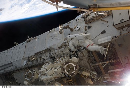 Sellers routes new TUS-RA cable during EVA2 for STS-121 / Expedition 13 joint operations