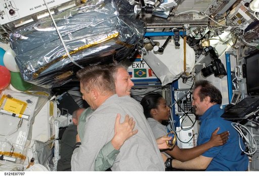 Expedition 13 and STS-121 crewmembers say farewell before STS-121 undocking