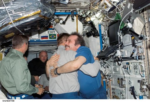 Expedition 13 and STS-121 crewmembers say farewell before STS-121 undocking