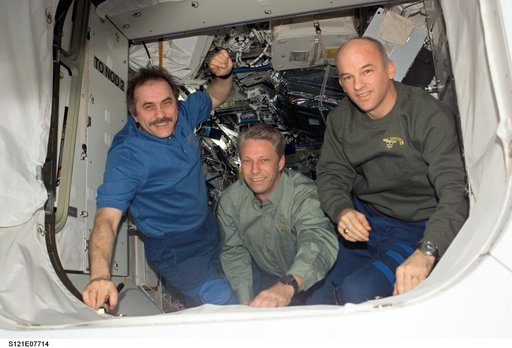 Expedition 13 and STS-121 crewmembers say farewell before STS-121 undocking