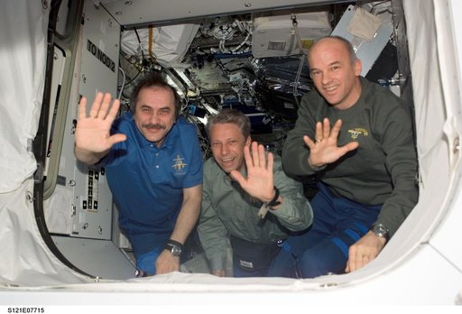 Expedition 13 and STS-121 crewmembers say farewell before STS-121 undocking